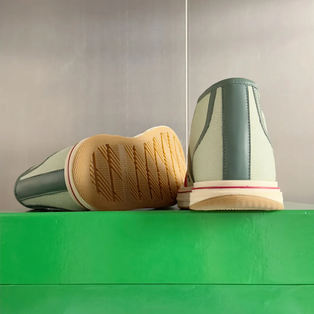 Top version: Couple model 580💰 Bottega Veneta Bottega Veneta BV’s latest Eliot series retro basketball shoes casual sports canvas shoes Bottega Veneta 2025 spring and summer show new shoes Eliot is on the market. Inspired by retro basketball sneakers, the color combination highlights youthful vitality and perfectly interprets the theme of youth and childlike innocence. The details are also very particular. The summer canvas brings excellent durability and comfort. Designs such as calfskin trim, rubber toe caps and hand-painted retro red lines are full of retro feel. The round toe and convex sole add a modern feel. Exquisite packaging at the delivery counter🛍📦 ▪️Fabrics: Original customized high-density canvas + cowhide ▪️Inner lining: Original customized breathable canvas ▪️Sole: Original open-molded anti-slip TPU material ▪️Sole thickness: 3CM ▪️Size: Women’s 35-41 / [Men’s 39-45 pre-sale]